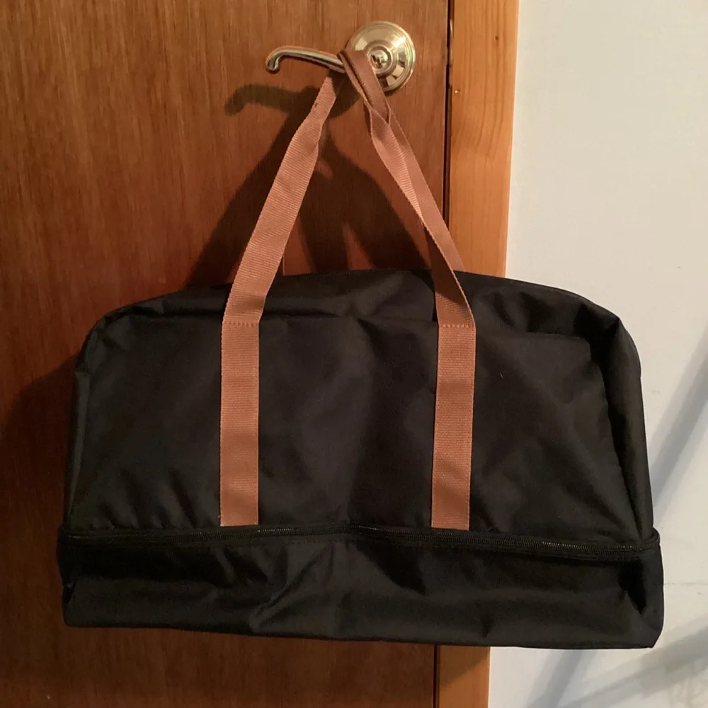 Duffle 🆕 weekender bag, separate zippered open bottom, black bag w/ brown straps
